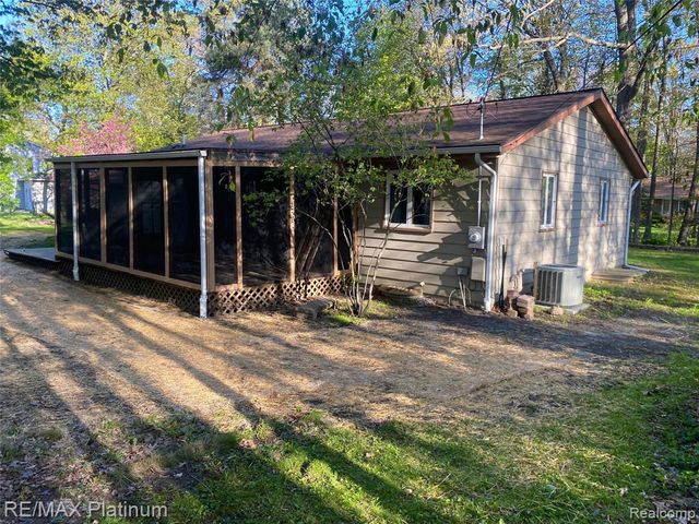 2482 Livernois Drive, Howell, MI 48843