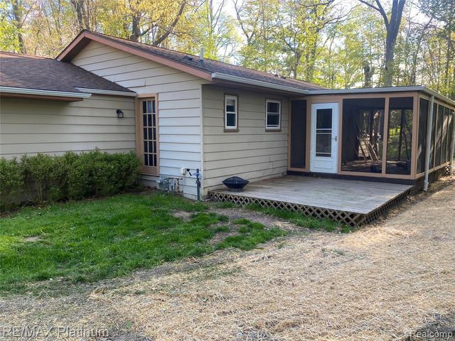 2482 Livernois Drive, Howell, MI 48843