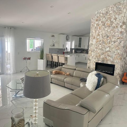 500 NW 86TH Avenue, Pembroke Pines, FL 33024