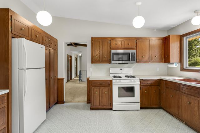112 Mayo Drive, Burnsville, MN 55337