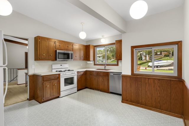112 Mayo Drive, Burnsville, MN 55337