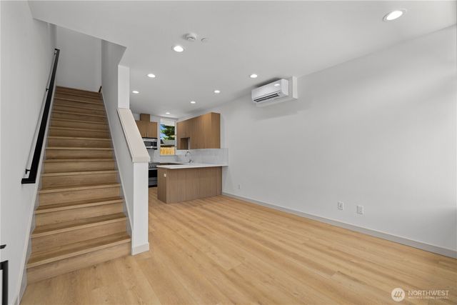 7009 9th Avenue NE, Seattle, WA 98115