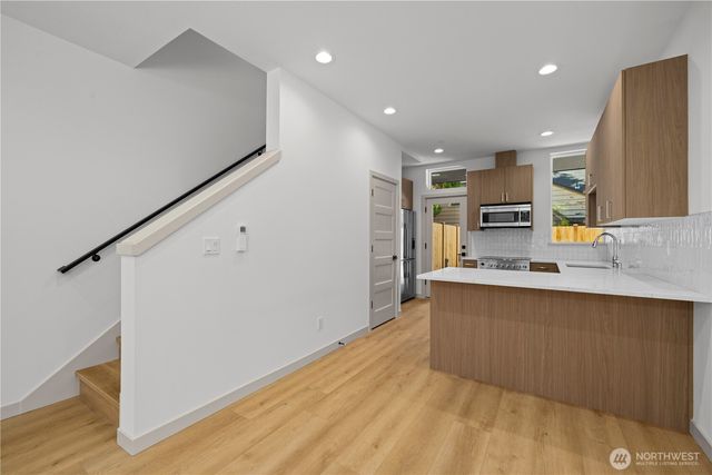 7009 9th Avenue NE, Seattle, WA 98115