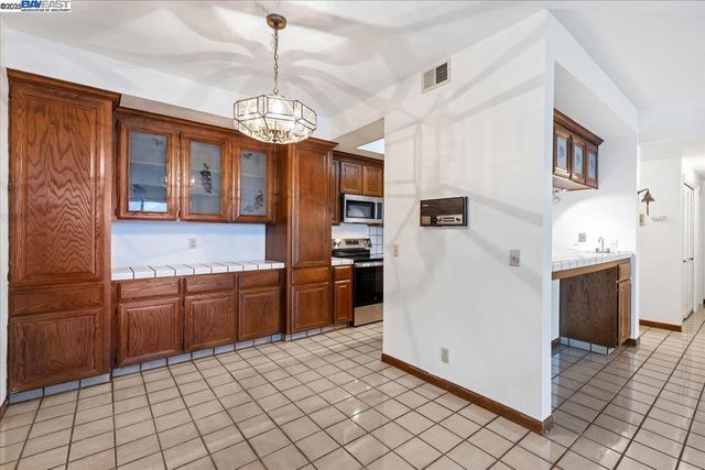 25912 Hayward Blvd Unit 204, Hayward, CA 94542