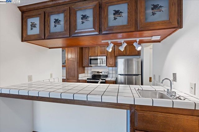 25912 Hayward Blvd Unit 204, Hayward, CA 94542