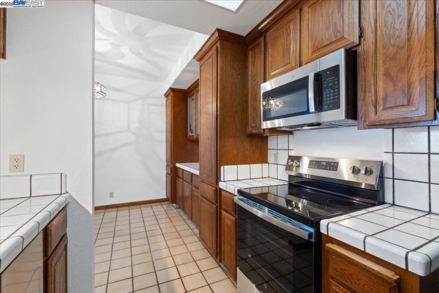 25912 Hayward Blvd Unit 204, Hayward, CA 94542