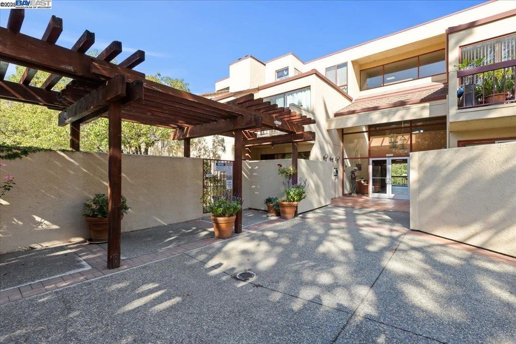 25912 Hayward Blvd Unit 204, Hayward, CA 94542