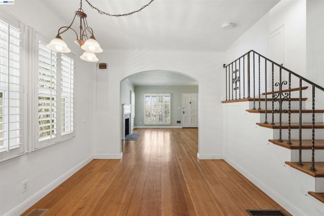 1095 Peach St, Alameda, CA 94501