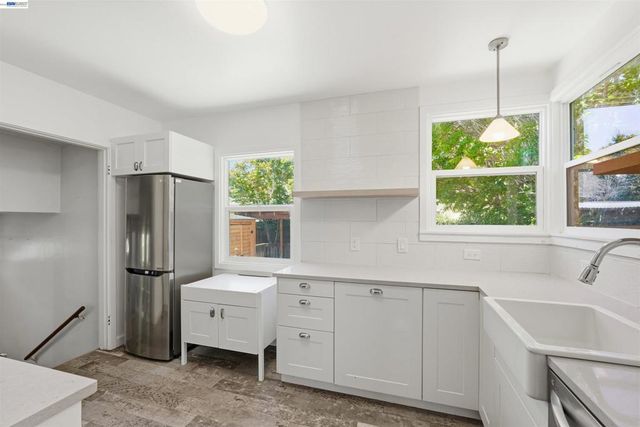 1095 Peach St, Alameda, CA 94501