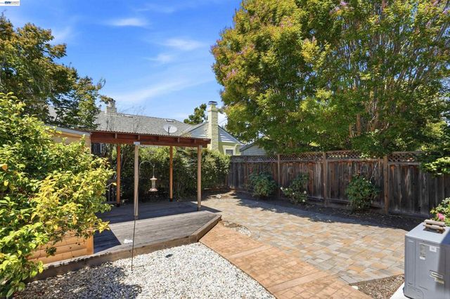 1095 Peach St, Alameda, CA 94501