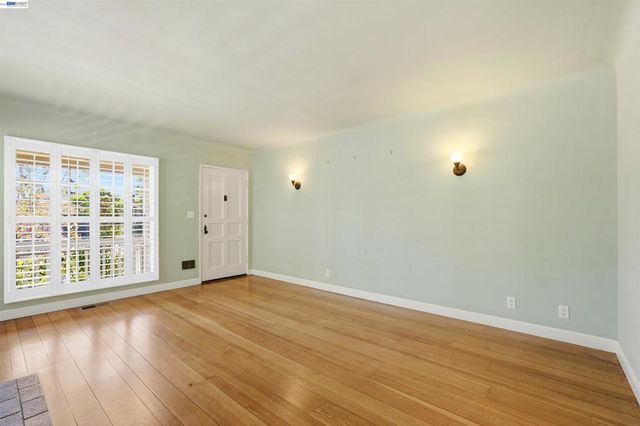 1095 Peach St, Alameda, CA 94501