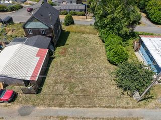 225 1ST Ct, Coos Bay, OR 97420
