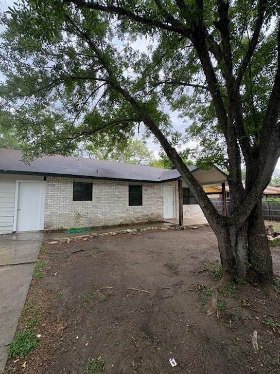 606 Guadalimar ST, Lockhart, TX 78644