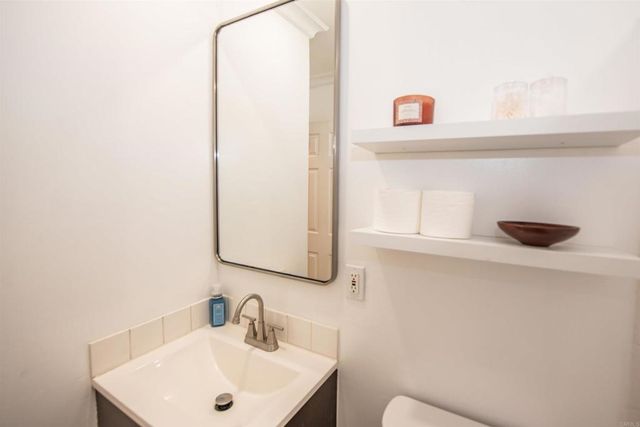 2094 Thibodo Ct, Vista, CA 92081