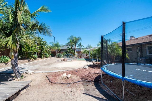 2094 Thibodo Ct, Vista, CA 92081