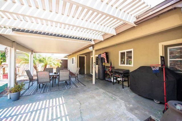 2094 Thibodo Ct, Vista, CA 92081