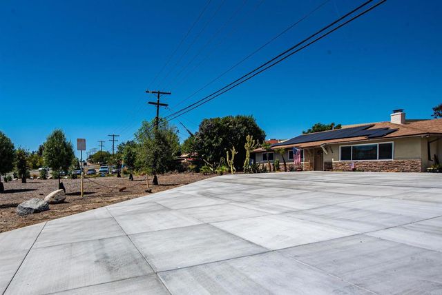 2094 Thibodo Ct, Vista, CA 92081