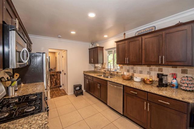 2094 Thibodo Ct, Vista, CA 92081