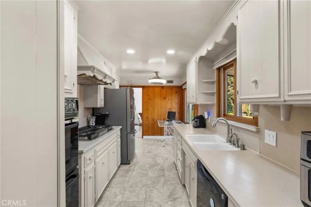 12823 Delano, North Hollywood, CA 91606