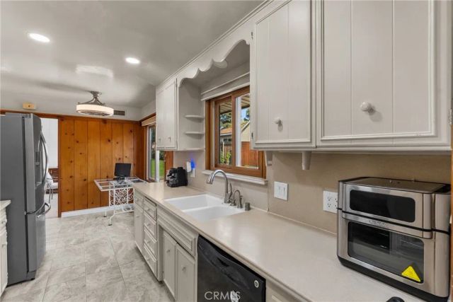 12823 Delano, North Hollywood, CA 91606