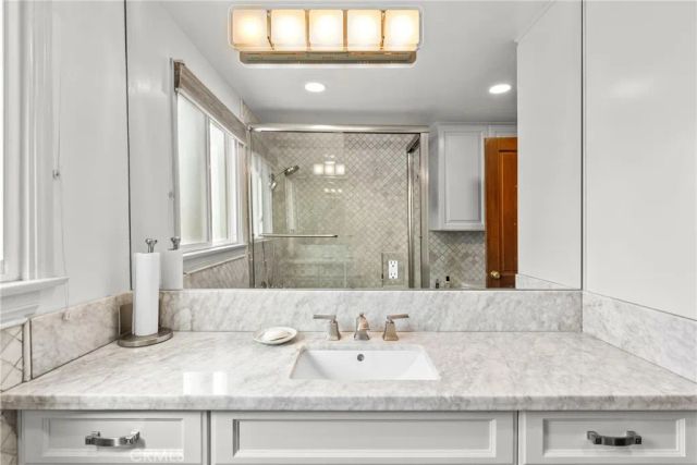 12823 Delano, North Hollywood, CA 91606