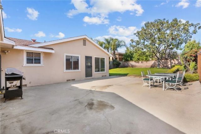 12823 Delano, North Hollywood, CA 91606