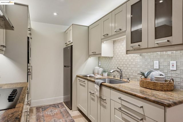 22 Moss Ave 107, Oakland, CA 94610