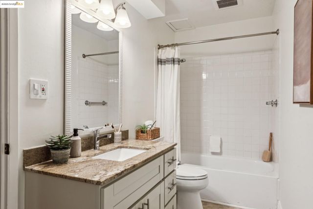 22 Moss Ave 107, Oakland, CA 94610