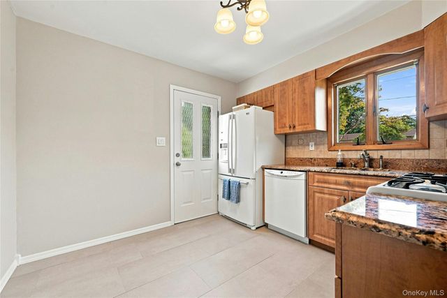 79 39th Street, Islip, NY 11751