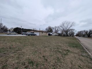 2747 S Seneca St, Wichita, KS 67217