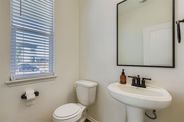 140 Outlaw DR, Jarrell, TX 76537