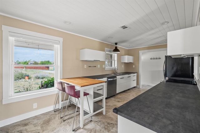 33 Valley View DR, Round Rock, TX 78664