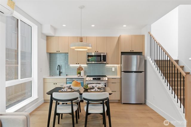 6223 9th Avenue NE, Seattle, WA 98115