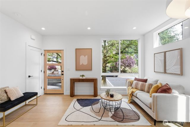 6223 9th Avenue NE, Seattle, WA 98115