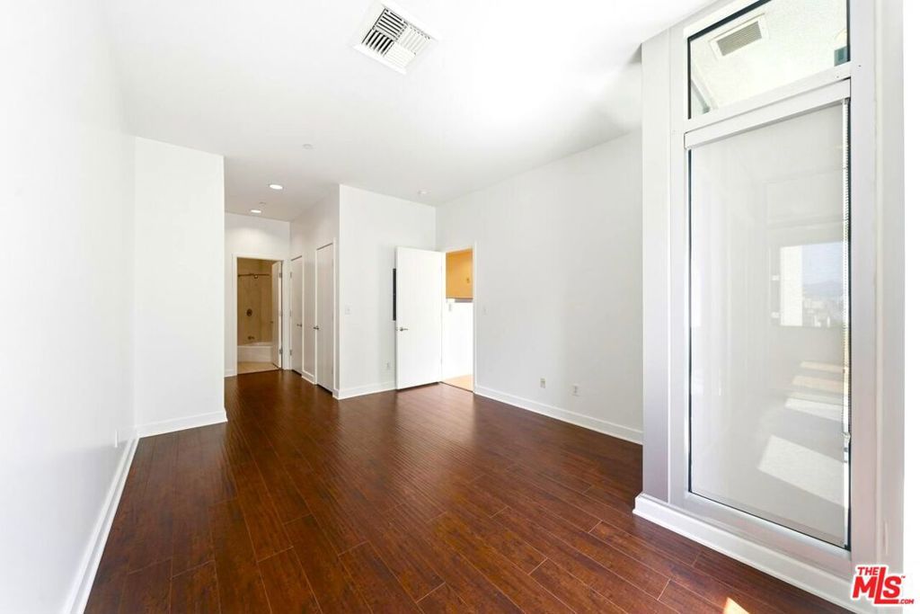 Image 15 of property listing at 3810 Wilshire Boulevard 605, Los Angeles, CA 90010