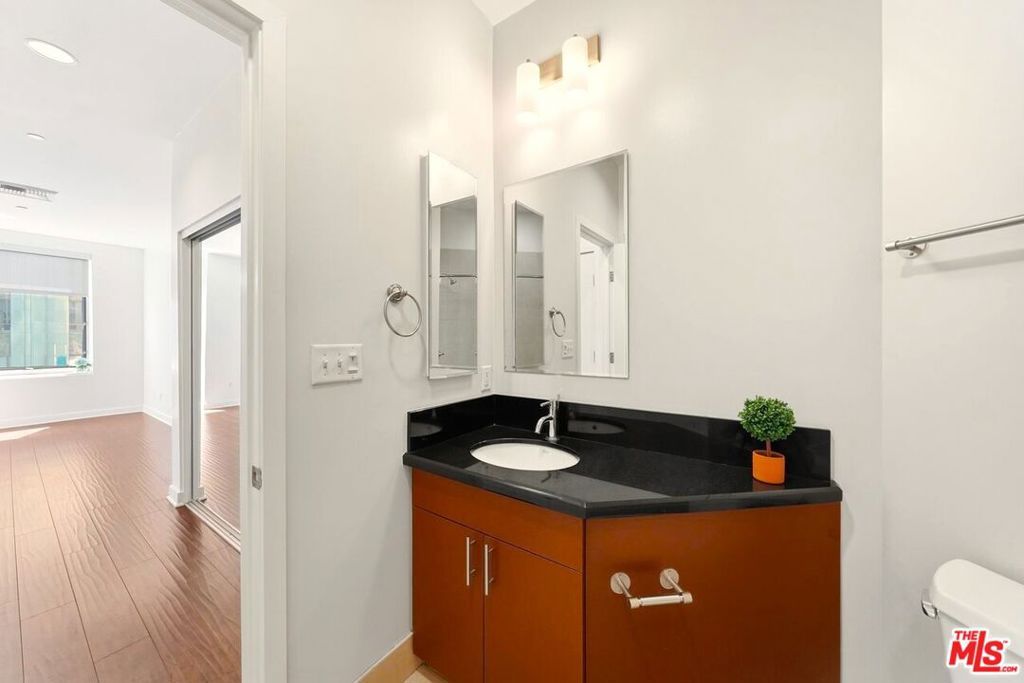 Image 19 of property listing at 3810 Wilshire Boulevard 605, Los Angeles, CA 90010