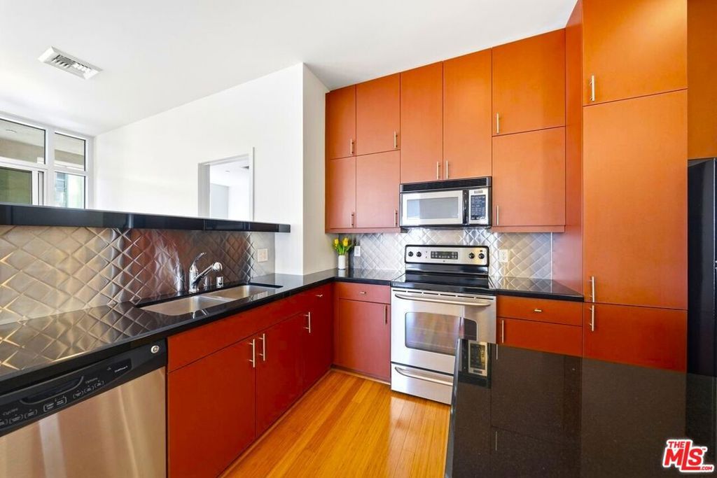 Image 5 of property listing at 3810 Wilshire Boulevard 605, Los Angeles, CA 90010
