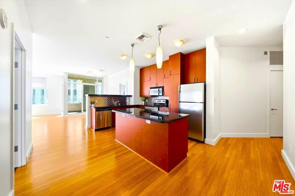 Image 7 of property listing at 3810 Wilshire Boulevard 605, Los Angeles, CA 90010