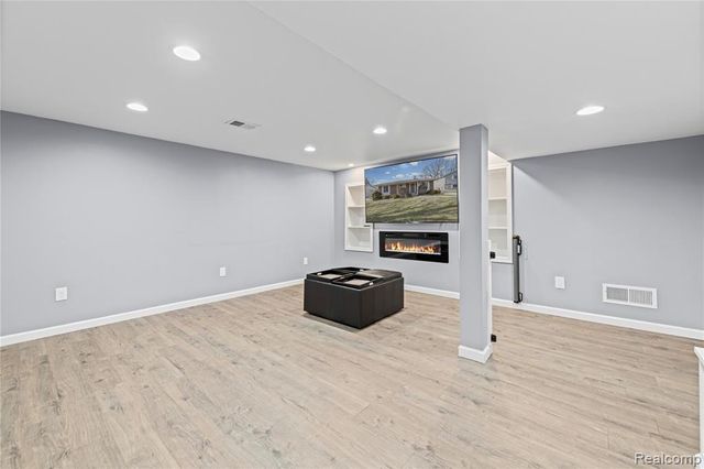 42719 Walker Street, Clinton Township, MI 48038