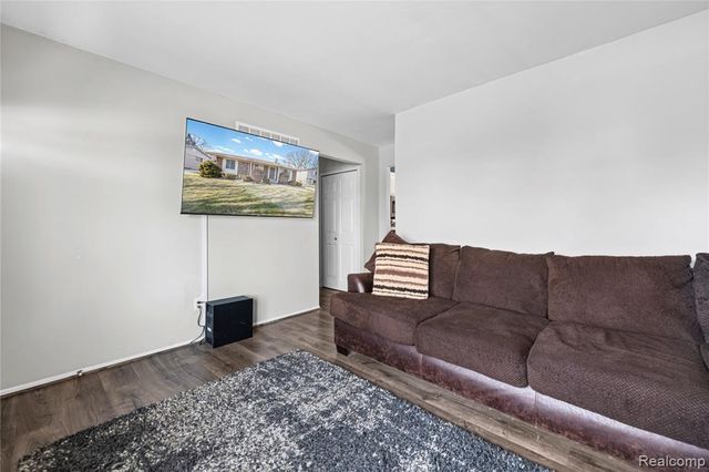 42719 Walker Street, Clinton Township, MI 48038