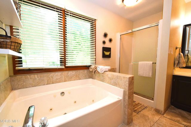 8214 Hidden Forest Dr, Holland, OH 43528