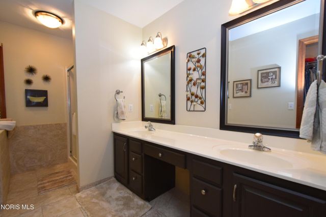 8214 Hidden Forest Dr, Holland, OH 43528