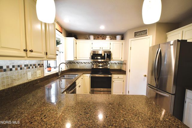 8214 Hidden Forest Dr, Holland, OH 43528