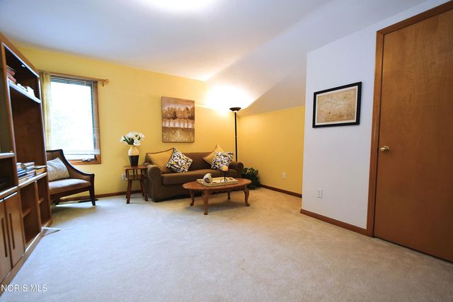8214 Hidden Forest Dr, Holland, OH 43528