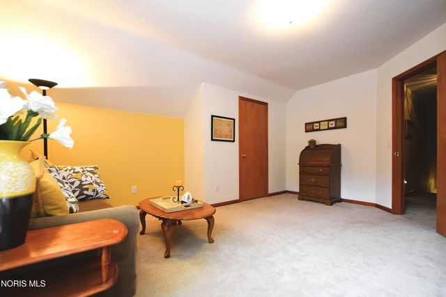 8214 Hidden Forest Dr, Holland, OH 43528