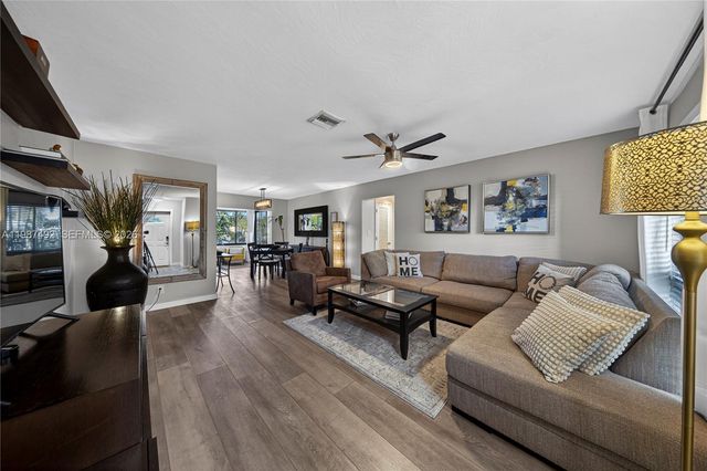 371 SE 3rd St 371, Pompano Beach, FL 33060