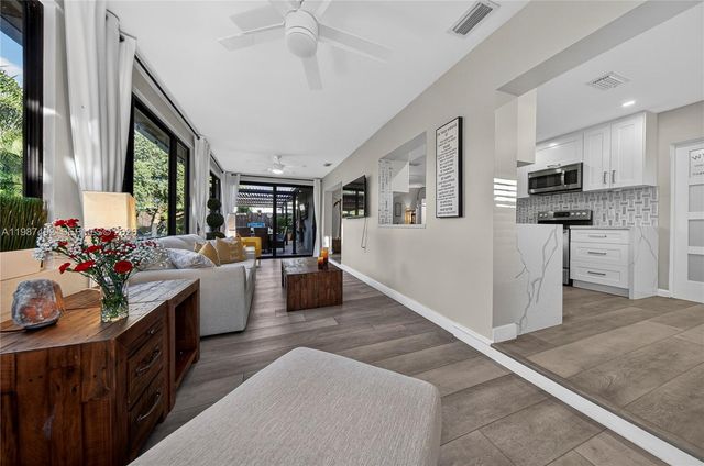 371 SE 3rd St 371, Pompano Beach, FL 33060