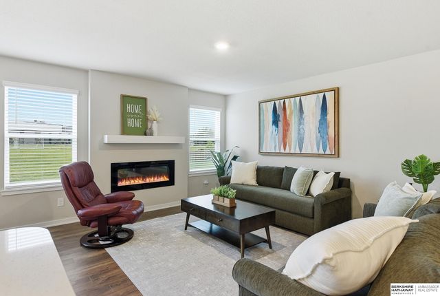 220 N 10th Avenue, Springfield, NE 68059