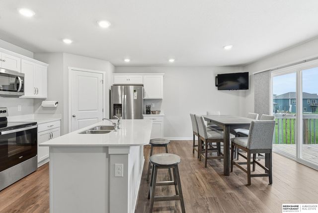 220 N 10th Avenue, Springfield, NE 68059