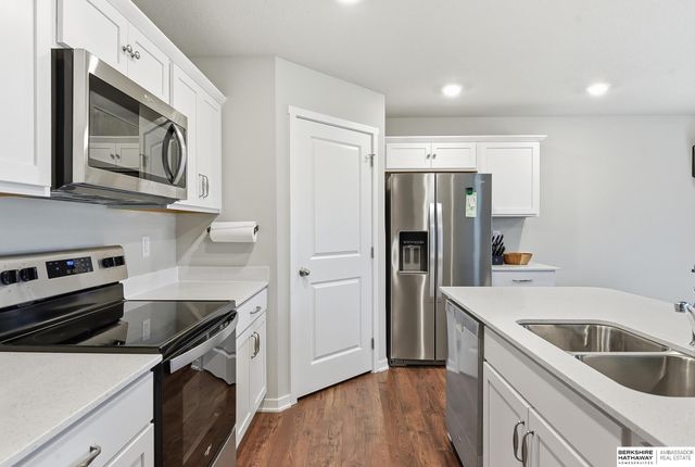 220 N 10th Avenue, Springfield, NE 68059
